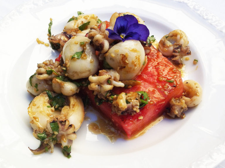 Köstliche Grill-Vorspeise: Calamaretti auf Melone vom Grill