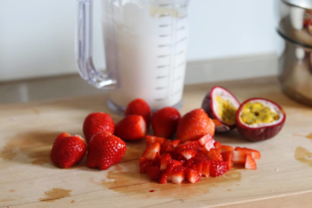 Ruby-Schokoladen-Parfait mit Erdbeeren Dessert